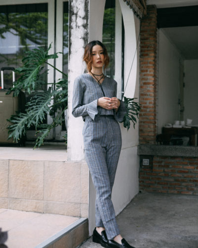 AYNIRISM Cool grey plaid crop top v neck and cool grey plaid pants AYNIRISM Cool grey plaid crop top v neck with cool grey plaid pants เสื้อครอปลายสก็อต เทาเข้ม และ กางเกงเอวสูงลายสก็อต เทาเข้ม