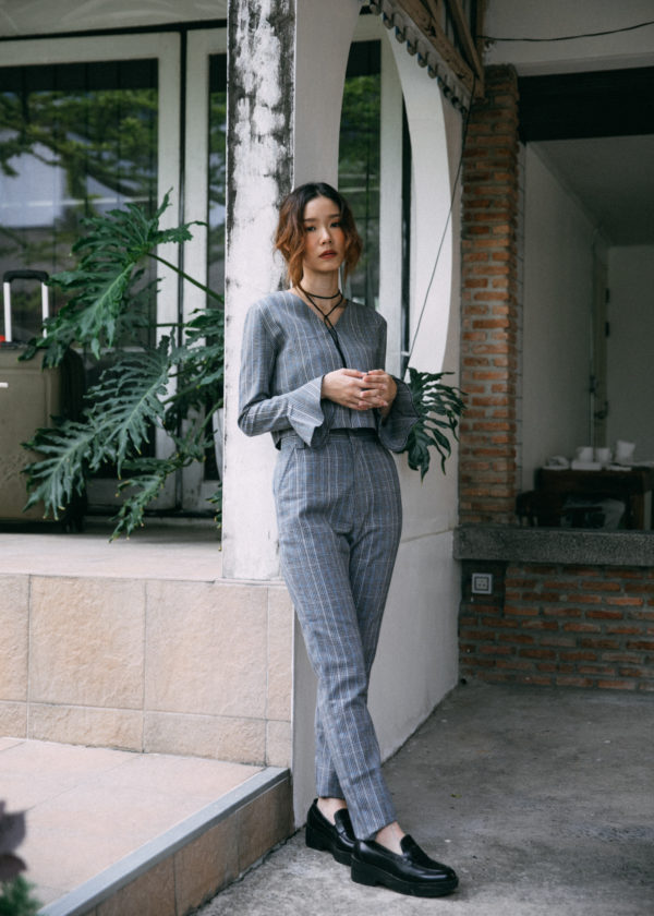 AYNIRISM Cool grey plaid crop top v neck and cool grey plaid pants AYNIRISM Cool grey plaid crop top v neck with cool grey plaid pants เสื้อครอปลายสก็อต เทาเข้ม และ กางเกงเอวสูงลายสก็อต เทาเข้ม