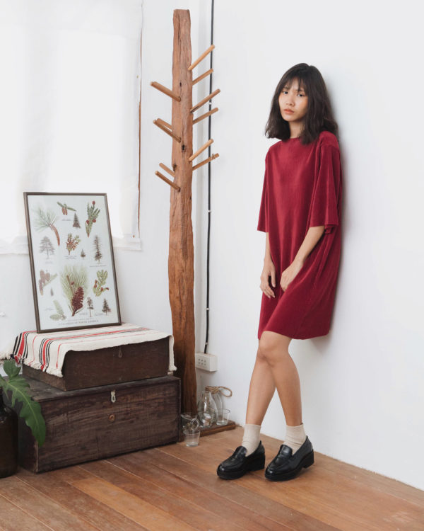 AYNIRISM Maroon red pleat dress เดรสอัดพลีทสีแดง