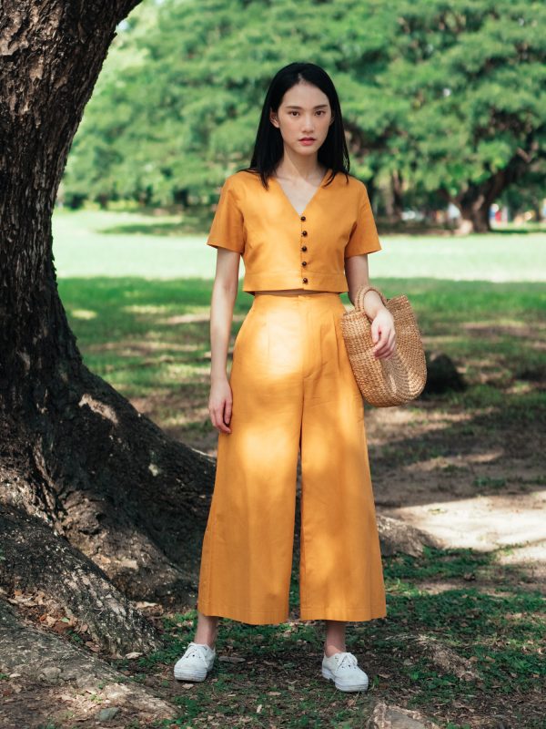 AYNIRISM Mustard cotton linen button front crop top with Mustard cotton linen wide crop pants เสื้อครอปคอตตอนลินินกระดุมหน้า สีมัสตาร์ด และ กางเกงขากว้างคอตตอนลินิน สีมัสตาร์ด