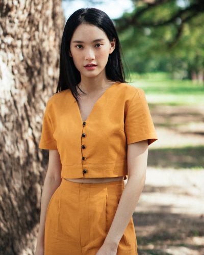 AYNIRISM Mustard cotton linen button front crop top with Mustard cotton linen wide crop pants เสื้อครอปคอตตอนลินินกระดุมหน้า สีมัสตาร์ด และ กางเกงขากว้างคอตตอนลินิน สีมัสตาร์ด