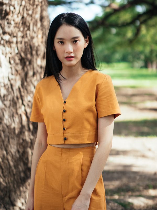 AYNIRISM Mustard cotton linen button front crop top with Mustard cotton linen wide crop pants เสื้อครอปคอตตอนลินินกระดุมหน้า สีมัสตาร์ด และ กางเกงขากว้างคอตตอนลินิน สีมัสตาร์ด